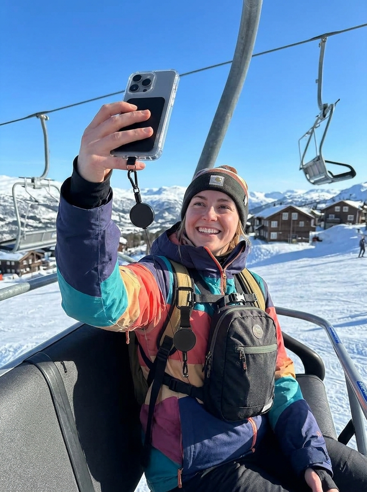 Selfie i stolheisen med mobilen festet i Naro SafeGrip