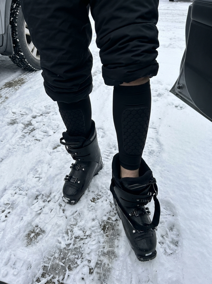 Naro SkiGuard på leggen ned i skistøvlene
